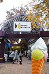 Eingang Elbgau Passgen - Werbeständer Eiswaffel mit EIskugeln