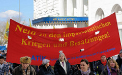 Transparent - Nein zu den imperialistischen Kriegen und Besatzungen - Eingang Hamburger Atlantik Hotel.