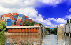 Sperrwerk und Einfahrt zum Seitenkanal Schmidtkanal - Blick vom Reiherstieg in Hamburg Wilhelmsburg.