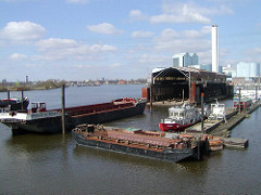 Werft in der Billwerder  Bucht / Holzhafen - Schuten und Motorboote, Werfthalle.