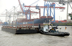 Schubschiff mit Schuten / Arbeitskähnen auf der Elbe vor dem Containerterminal Burchardkai im Hamburger Hafenstadtteil Waltershof.