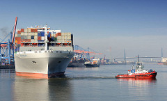 Der Containerfrachter NYK HELIOS im Hamburger Hafen am Ballinkai des Terminals Altenwerder - Schlepper wenden das 365m lange und 48 m breite Schiff im Köhlbrand.