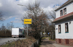 Autobahnausfahrt Hamburg Bahrenfeld - Gelbes Schild der Hamburger Landesgrenze.