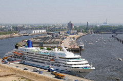 Hamburger Kreuzfahrtterminal in der Hafencty - Cruisecenter an der Elbe.
