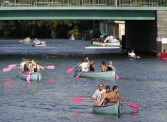 Bilder aus Hamburg Winterhude - Kanus fahren im Sommer auf dem Osterbekkanal.