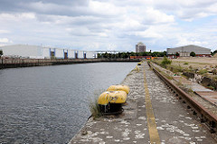 Petersenkai am Baakenhafen - Eisenpoller und Schiene für die Führung des Hafenkrans - Lagergebäude.