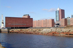 Blick über die zerfallenen Kaianlagen am Grasbrookhafen - dahinter der Kaispeicher A mit den drei grossen Hafenkränen an der Elbseite.