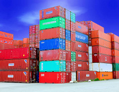Bunter Containerstapel - blauer Himmel - Gewerbegebiet Hamburg Wilhelmsburg.