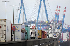 Auffahrt zur Köhlbrandbrücke in Hamburg Steinwerder - Lastwagen auf der Brücke - Containerkräne im Hintergrund.