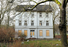 Verlassenes Gebäude Jägerhof - mit Holzplatten vernagelte Fenster - ehem. Kulturzentrum in Hamburg Hausbruch.