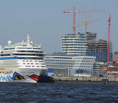 Unileverhaus Hamburg Hafencity - AIDA Kreuzfahrtschiff am Kreuzfahrtterminal - Baukräne der Elbphilharmoniebaustelle.