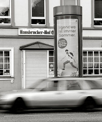 Gaststätte Hausbrucher Hof an der Cuxhavener Strasse in Hamburg Hausbruch - Schwarz-Weiss Aufnahme, Werbung Irgendwo ist immer Sommer - fahrendes Auto.