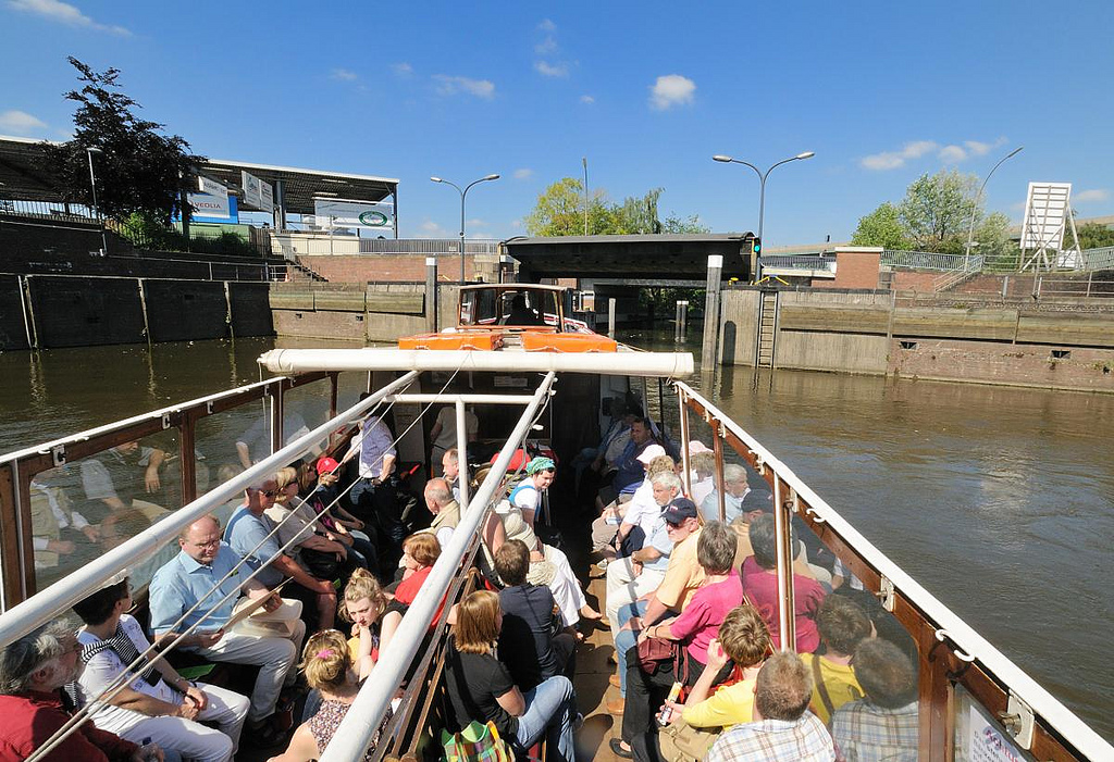 Foto „Fahrgastschiff in der Brandshofer Schleuse Hamburg Hammerbrook.“ Foto „Fahrgastschiff in der Brandshofer Schleuse Hamburg Hammerbrook.“