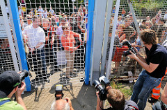 Öffnung des Zollzauns durch die Stadtentwicklungssenatorin Anja Hajduk und Bezirksamtsleiter Markus Schreiber mit Bolzenschneider (2010).