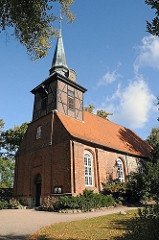 Kirchturm und Kirchenschiff der Kirche in HH-Bergstedt.