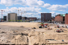 Blick über die Sandfläche der Baustelle des Überseequartiers zum Sandtorhafen und Sandtorkai. 2007