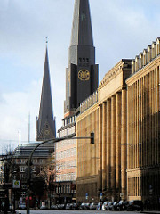 Steinstrasse in der Hamburger Altstadt - Kirchtürme der St. Jacobikirche u. St. Petrikirche.