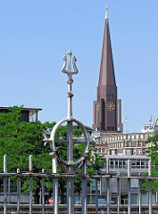 Element des historischen eisernen Zollzauns am Zollkanal - im Hintergrund der Kirchturm der Hamburger St. Jacobikirche.