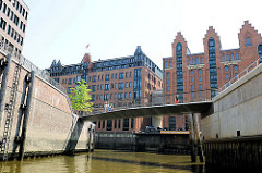 Durchfahrt zum Ericusgraben und Magdeburger Hafen - Speichergebäude in der Hamburger Hafencity.