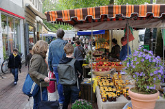 Wochenmarkt Hamburg  - Wochenmarktstände auf dem Ottensener Spritzenplatz.