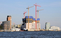 Blick zum Kehrwieder und der Baustelle am Kaispeicher A, der zukünftigen Hambruger Elbphilharmonie.(2009)