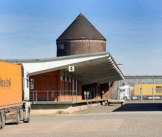 Ehem. Zollstation / Freihafengebiet Hamburg Veddel - überdachte Laderampe - Architekturstil der 1960er Jahre; Zombeck Bunker, Luftschutzturm der Bauart Zombeck - Luftschutzraum für ca. 1000 Menschen.