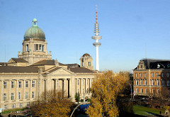 Blick auf das  Oberlandesgericht am Sievekingplatz - erbaut 1912 - Architektenbüro Ludt & Kallmorgen. In der Bildmitte der Hamburger Fernsehturm, Telemichel, Heinrich-Hertz-Turm; re. das Strafjustizgebäude.
