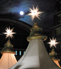 Beleuchtete Weichnachssterne auf den Zelten des Weihnachtsmarkts Fleetinsel in der Hamburger Neustadt - Vollmond am Himmel, Wolken.