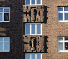 Fassadendekor Wohnblocks Kieler Strasse, Bauschmuck Klinkerfassade
