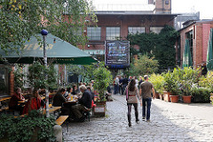 Hamburg Ottensen - Zeisehallen in der Friedensallee - Kopfsteinpflaster, Strassencafe.