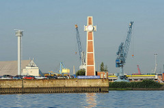Pegelturm auf dem Amerikahöft, Einfahrt zum Hansahafen im Hamburger Hafen - Schild Segelschiffhafen; Radaranlage.
