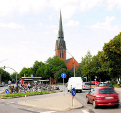 Christuskirche in Hamburg Eimsbüttel - erbaut 1884 nach einem Entwurf des Architekten Johannes Otzen; Strassenverkehr auf der Hauptverkehrsstrasse Fruchtallee.