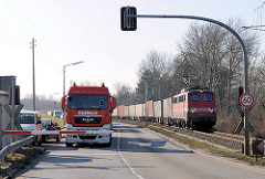 Sperrung der Kattwykbrücke für Kraftfahrzeuge während ein Containerzug die Hubbrücke über die Süderelbe / Kattwyk überquert.