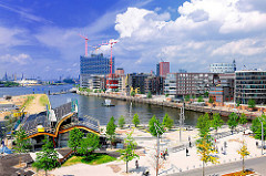 Grasbrookhafen, Stadtteil Hafencity - Marco Polo Terrassen; Bilder aus der Hansestadt Hamburg. Sommer in der Stadt - Blauer Himmel.