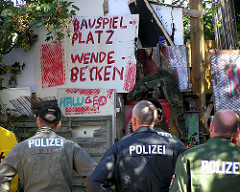 Polizisten stehen vor dem Tor des Bauwagenplatz Wendebecken kurz vor der Räumung. (2004)