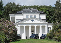 Bilder von Architektur aus dem Hamburger Stadtteil Blankenese - Klassizismus in der Hansestadt Hamburg - Goßlerhaus; erbaut 1794 - Architekt Christian F. Hansen.