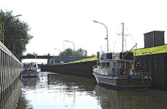 Sportboote in der Tatenberger Schleuse - Schleusung Richtung Dove-Elbe.