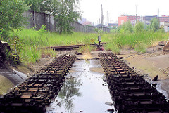 Abgebaute Gleisanlage im Hamburger Freihafen bei der Versmannstrasse; lks. der Zollzaun.