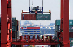 Zwei Container hängen der Containerbrücke am Terminal Eurogate und werden an Land gebracht - Fotos aus dem Hamburger Hafenstadtteil Waltershof.