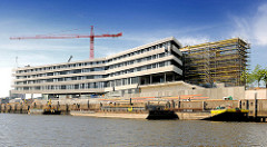 Baustelle der Hamburger HafencityUniversität  am Versmannkai im Hamburger Baakenhafen - Lastkähne liegen an der Kaimauer.