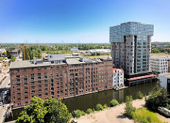 Luftfoto vom Harburger Bahnhofskanal - restauriertes Gebäude der Harburger Mühlenbetriebe und umgebautes Silo zum Bürogebäude.