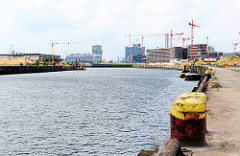 Eisenpoller am Kai des Baakenhafens / Versmannkai - Baustellen im entstehenden Stadtteil Hafencity.