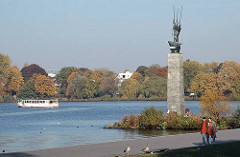 Kunst im öffentlichen Raum - Grossskulptur an der Alster - Bronzeplastik - Herbstbäume am Ufer der Aussenalster des Stadtteils Hamburg Hohenfelde.