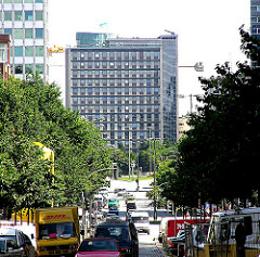 Blick vom Steindamm in Hamburg St. Georg, dem Nachbarstadtteil Hohenfeldes zum ehemaligen Hauptverwaltungsgebäude der NEUEN HEIMAT.