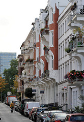 historische Etagenhäuser mit Balkons zur Strassenseite - Gründerzeitarchitektur Hamburgs.