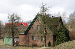Wohnhaus am Deich - Lkw-Verkehr auf der Autobahn - Neulaender Elbdeich.