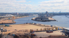Bilder von der Entwicklung des Hamburger Hafens - Entstehung der Hafencity als eigener Stadttteil Hamburgs. Blick zum Baakenhafen und dem Kirchenpauerkai an der Norderelbe - im Hintergrund die Elbbrücken.