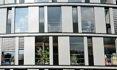 Fenster eines modernen Bürogebäudes - Glas und Stahl Architektur Hamburgs.