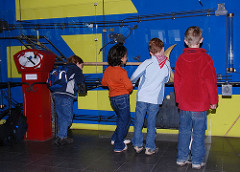 Kindermuseum Hamburg Osdorf - Kinder spielen zusammen an einer technischen Anlage.