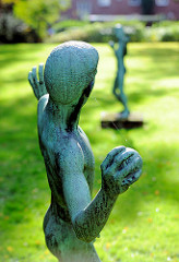 Kunst im öffentlichen Raum - ballwerfende Jungen - Bronzeskulpturen Grünanlage Hamburg Dulsberg - Bildhauer Ludolf Albrecht.